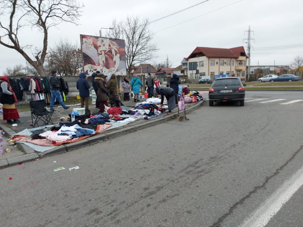 Comercianții din Târgul Municipal Craiova vând pe stradă