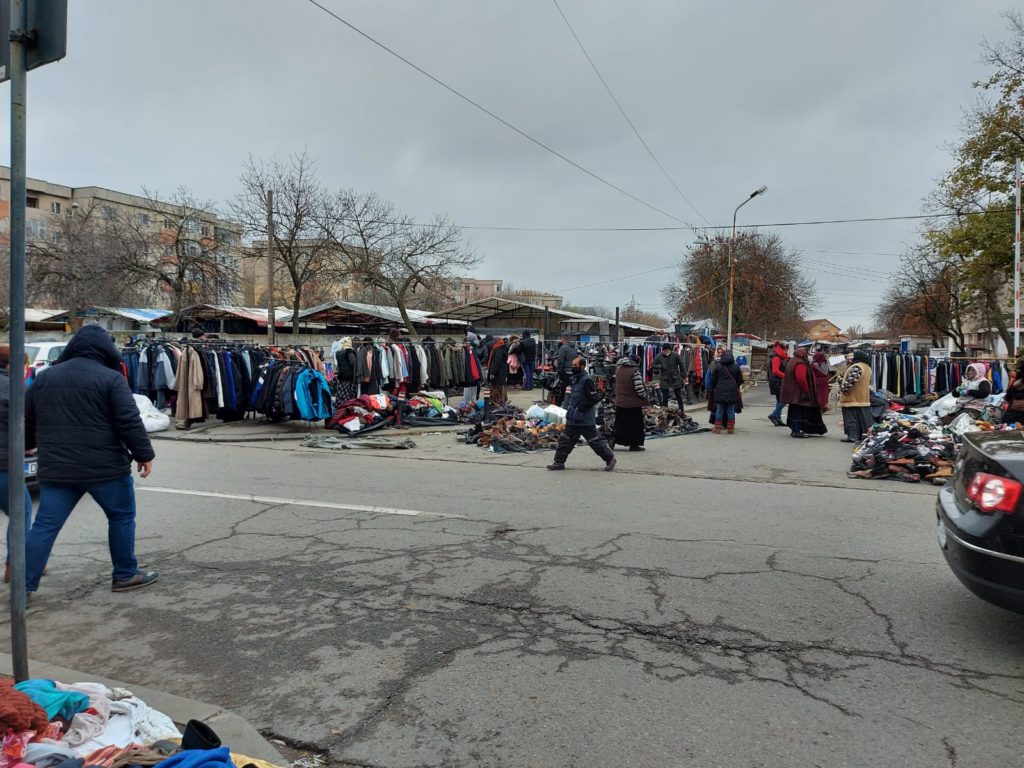 Romii din Târgul Municipal Craiova vând pe domeniul public