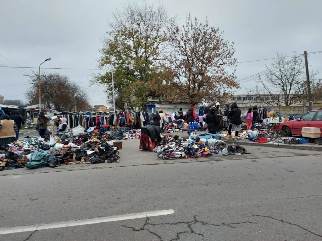 Comercianţii din Târgul Municipal au ocupat domeniul public (GALERIE FOTO)