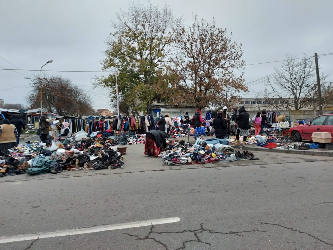 Comercianţii din Târgul Municipal au ocupat domeniul public