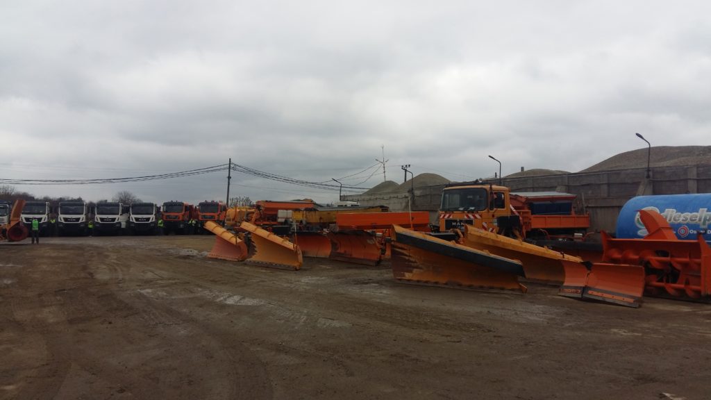 Autoritățile verifică utilajele de deszăpezire și cantitățile de material antiderapant