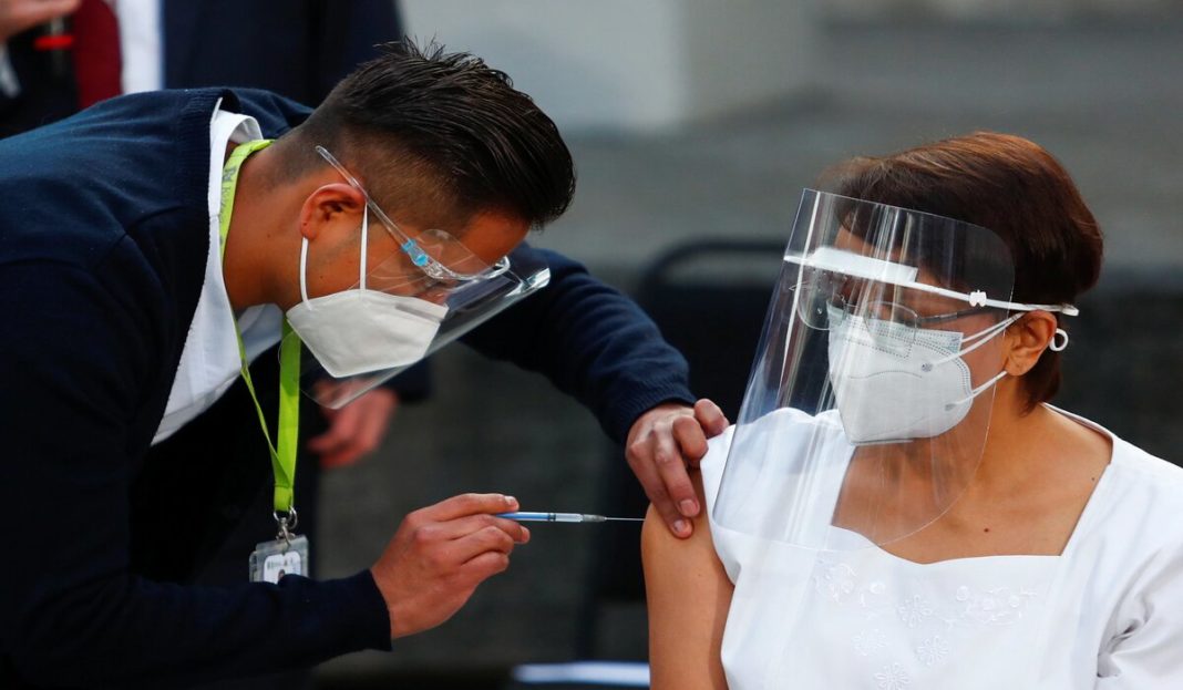 O asistentă medicală, María Irene Ramirez, a devenit prima persoană din America Latină care s-a vaccinat joi