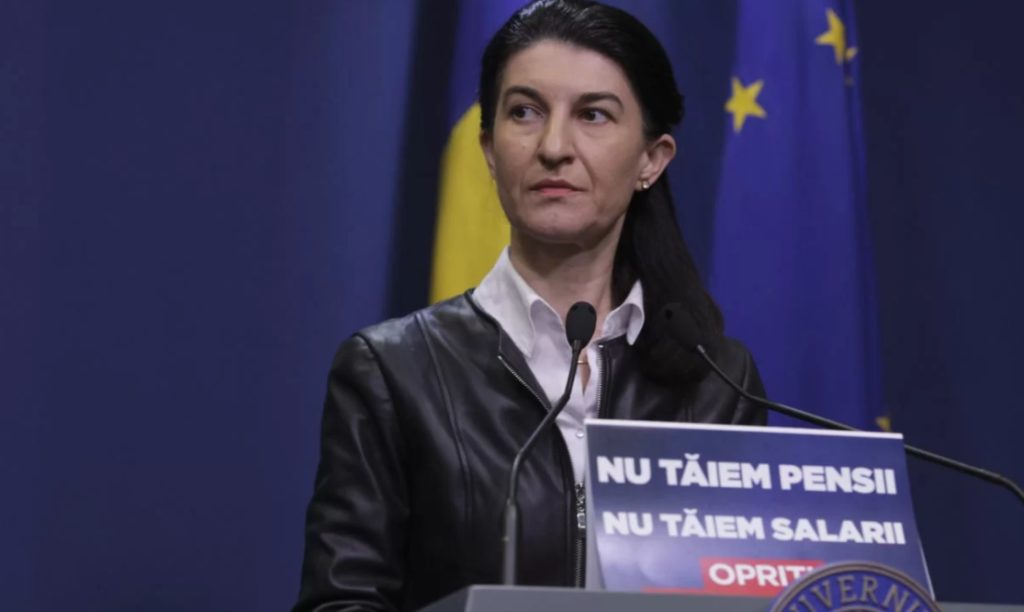 Un pensionar a vrut să îşi dea foc în faţa Ministerului Muncii