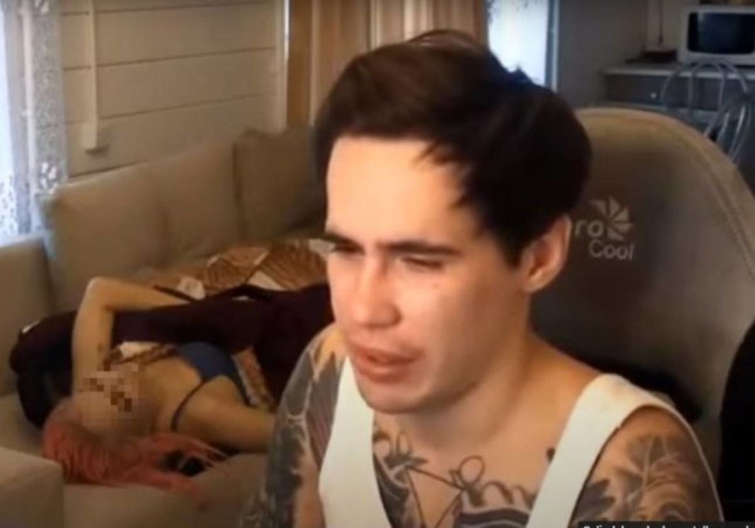 O tânără a murit după ce a fost încuiată afară în frig de prietenul ei în timpul unui livestream