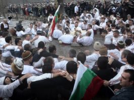 Locuitorii unui oraş din Bulgaria au marcat Boboteaza dansând într-un râu, ignorând regulile anti-COVID-19