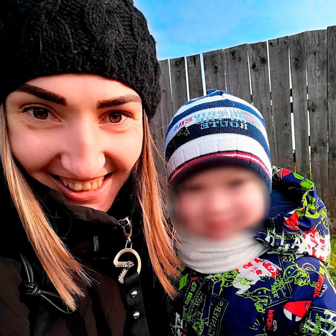 Anastasia Lyakhanova și fiule ei de 2 ani