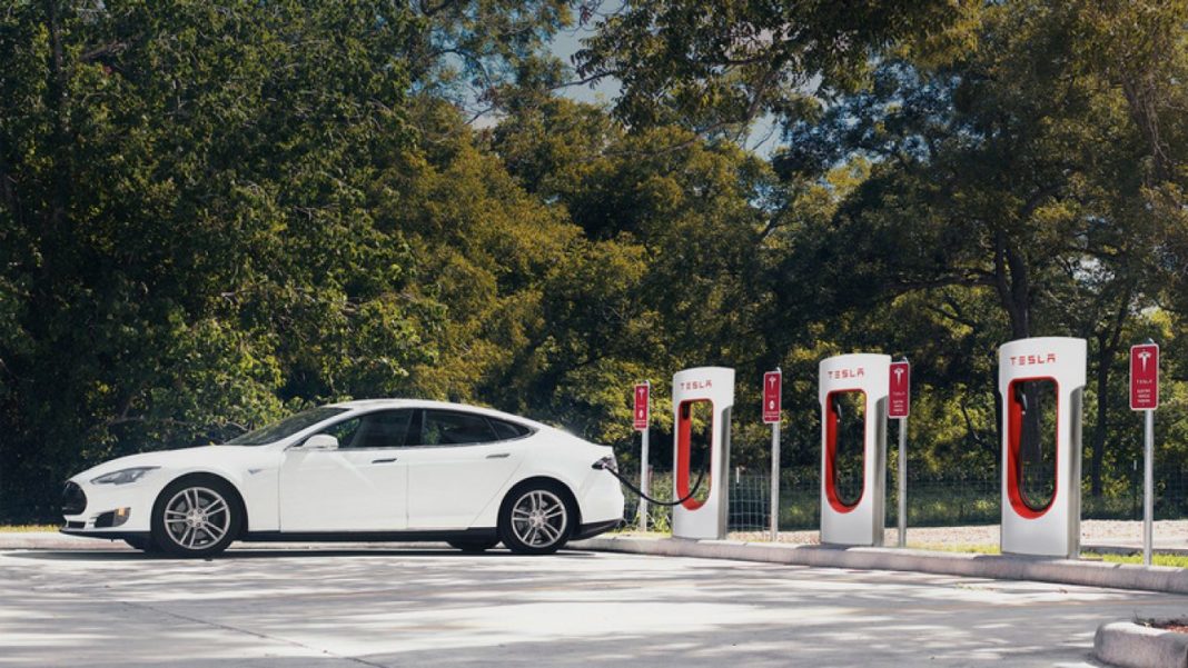 România, pe harta Tesla: acestea sunt orașele cu primele stații de încărcare rapidă