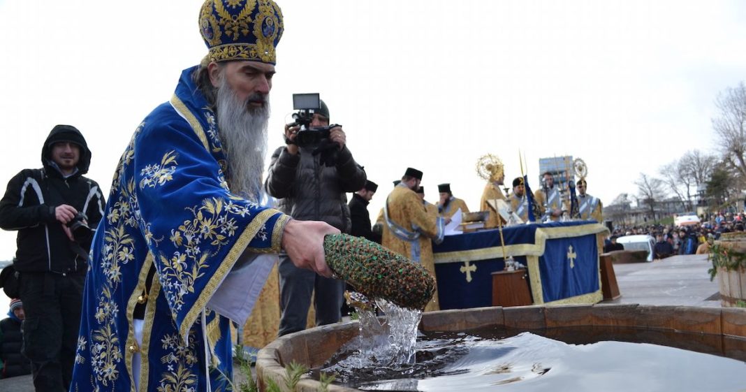 În procesiunea de Bobotează de la Constanța, ÎPS Teodosie a sfințit peste 50 de tone de apă