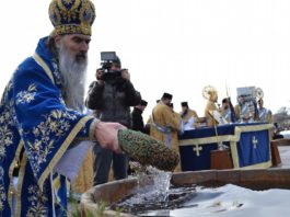 În procesiunea de Bobotează de la Constanța, ÎPS Teodosie a sfințit peste 50 de tone de apă