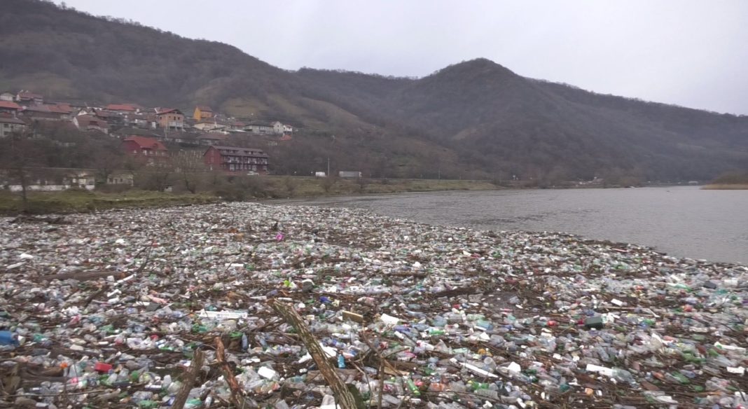 Râul Cerna, poluat din nou de mii de PET-uri ( sursa foto: facebook Meteoplus)