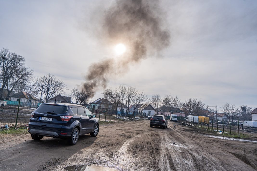 Săteni din Dolj au dat foc unor deșeuri chiar sub ochii ministrului Mediului