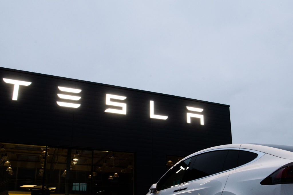 Valoarea de piață a Tesla depășește pentru prima dată 800 de miliarde de dolari
