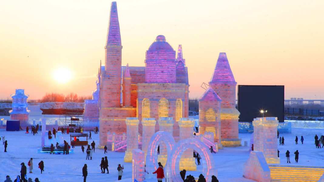 Sculpturile de gheaţă şi Lumea Zăpezii, două dintre cele mai cunoscute expoziţii ale festivalului