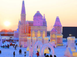 Sculpturile de gheaţă şi Lumea Zăpezii, două dintre cele mai cunoscute expoziţii ale festivalului