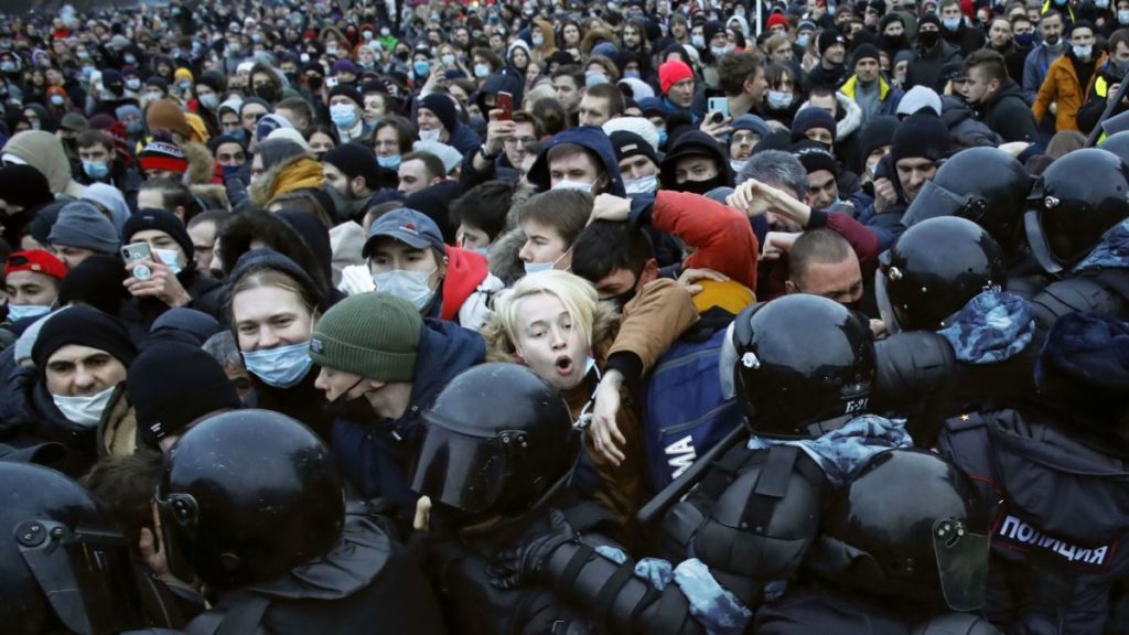 Peste 3.000 de oameni, între care 70 de copii, arestați la demonstrațiile contra regimului Putin