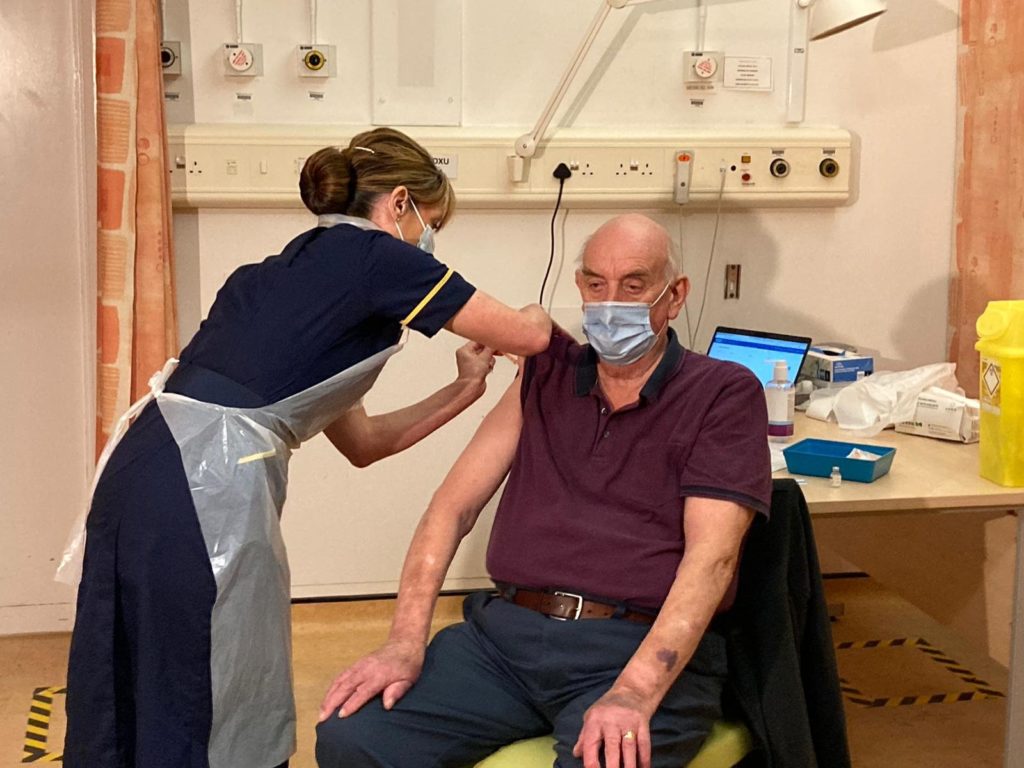 Un bărbat de 82 de ani din Marea Britanie, prima persoană din lume care a primit serul Oxford/AstraZeneca