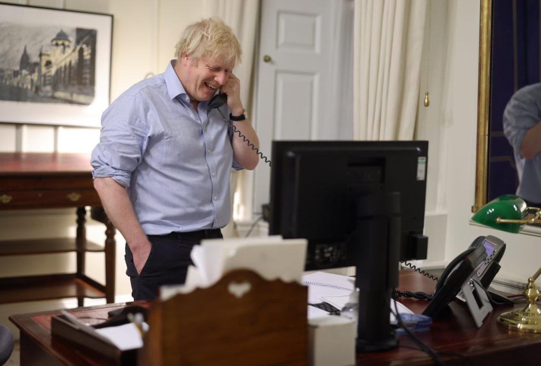 Boris Johnson a publicat o fotografie în care apare în timpul unui apel telefonic și a ținut să precizeze că a fost ”grozav” să discute cu preşedintele SUA