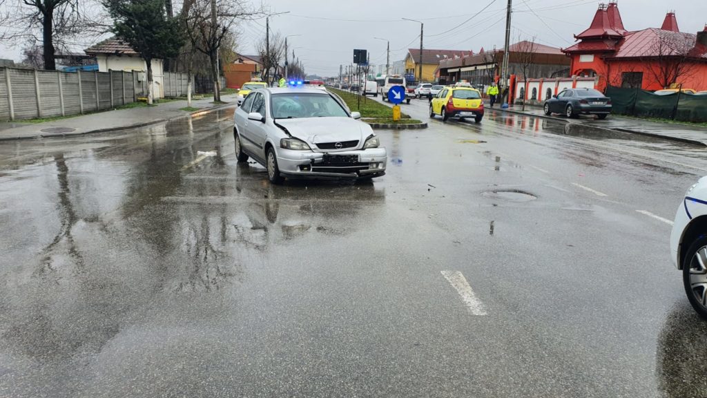 Craiova: Coliziune între două mașini. O tânără, rănită