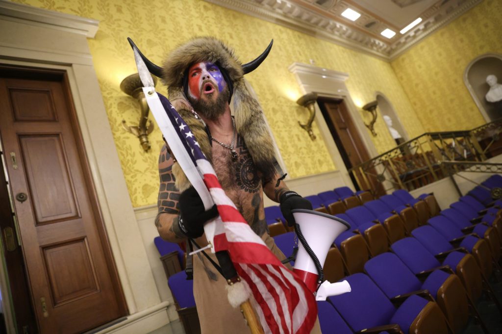Jake Angel care a luat cu asalt Capitoliul,  susținător al Qanon