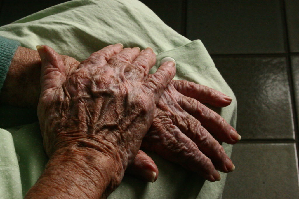 O bunică a murit în faţa spitalului din Corabia aşteptând o scrisoare medicală