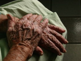 O bunică a murit în faţa spitalului din Corabia aşteptând o scrisoare medicală