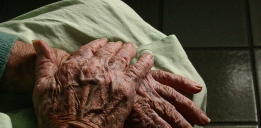 O bunică a murit în faţa spitalului din Corabia aşteptând o scrisoare medicală
