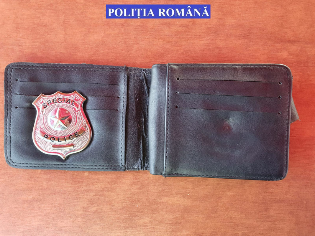 Polițiștii vâlceni au depistat doi bărbați care ar fi sustras bani din locuința unui bătrân, după ce ar fi pătruns în casa lui prin uzurparea de calități oficiale