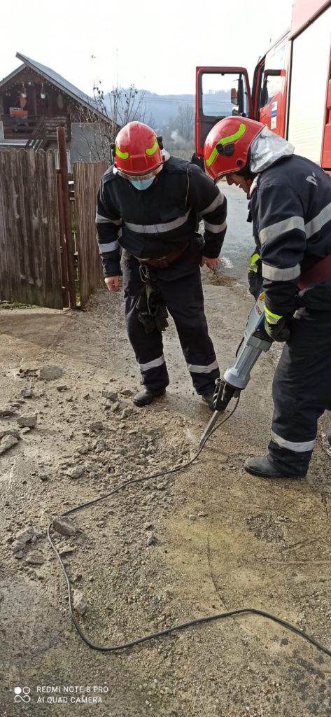 Galerie foto: Câine blocat sub un podeț de beton, salvat de pompieri