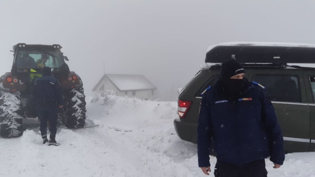Vâlcea: 36 de persoane si 7 autoturisme, evacuate de pe vârful Roman