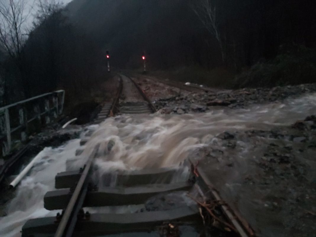 5 trenuri ale CFR Călători sunt afectate din cauza condițiilor meteo de pe Valea Oltului