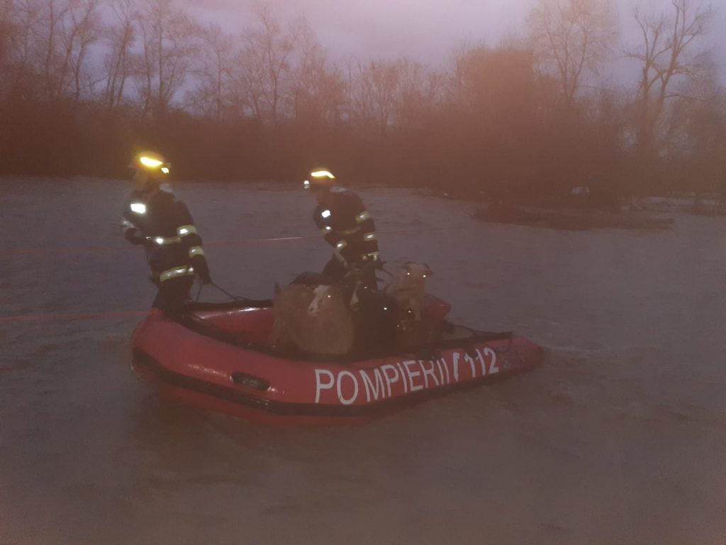 Gorj: Pompierii au reușit să salveze 150 de oi și 30 de capre surprinse de o viitură