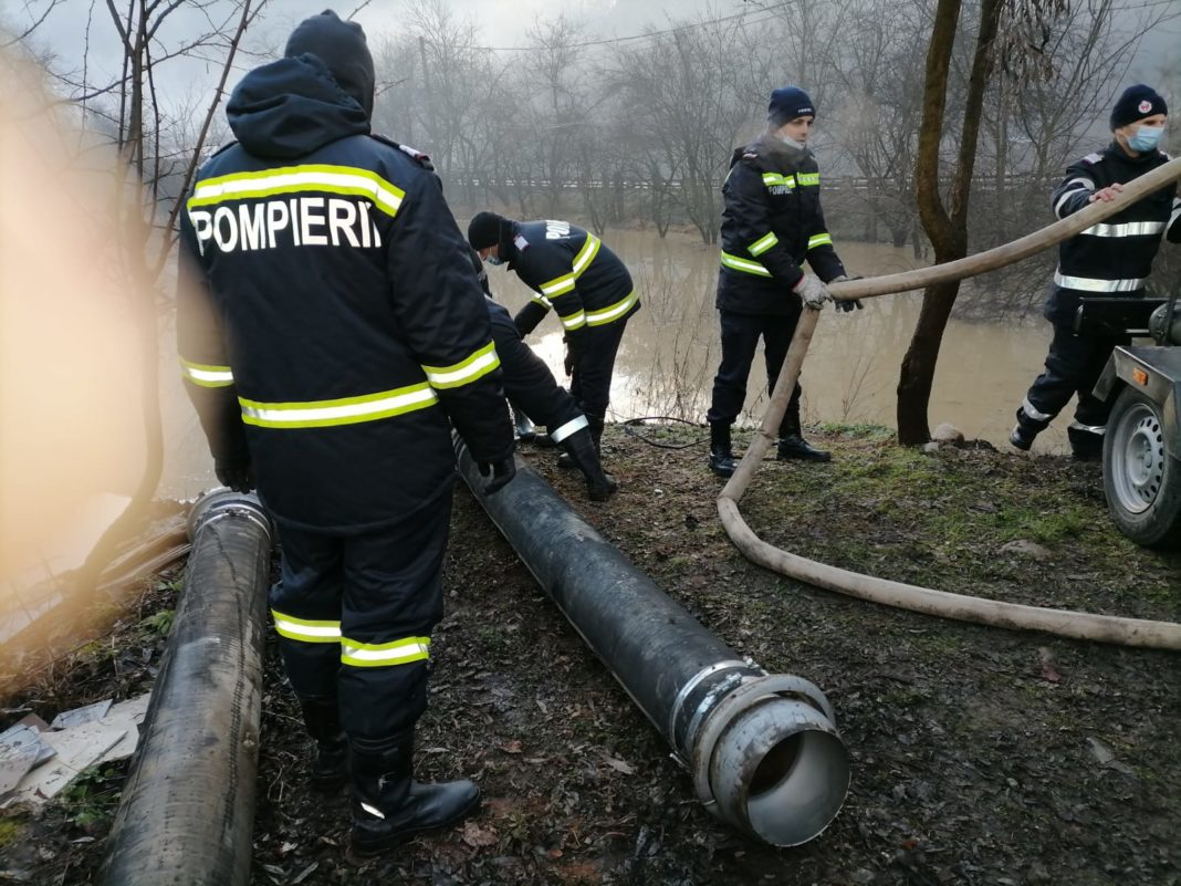 Pe Valea Oltului, pompierii acționează în această dimineață pentru evacuarea apei din gospodării din Brezoi