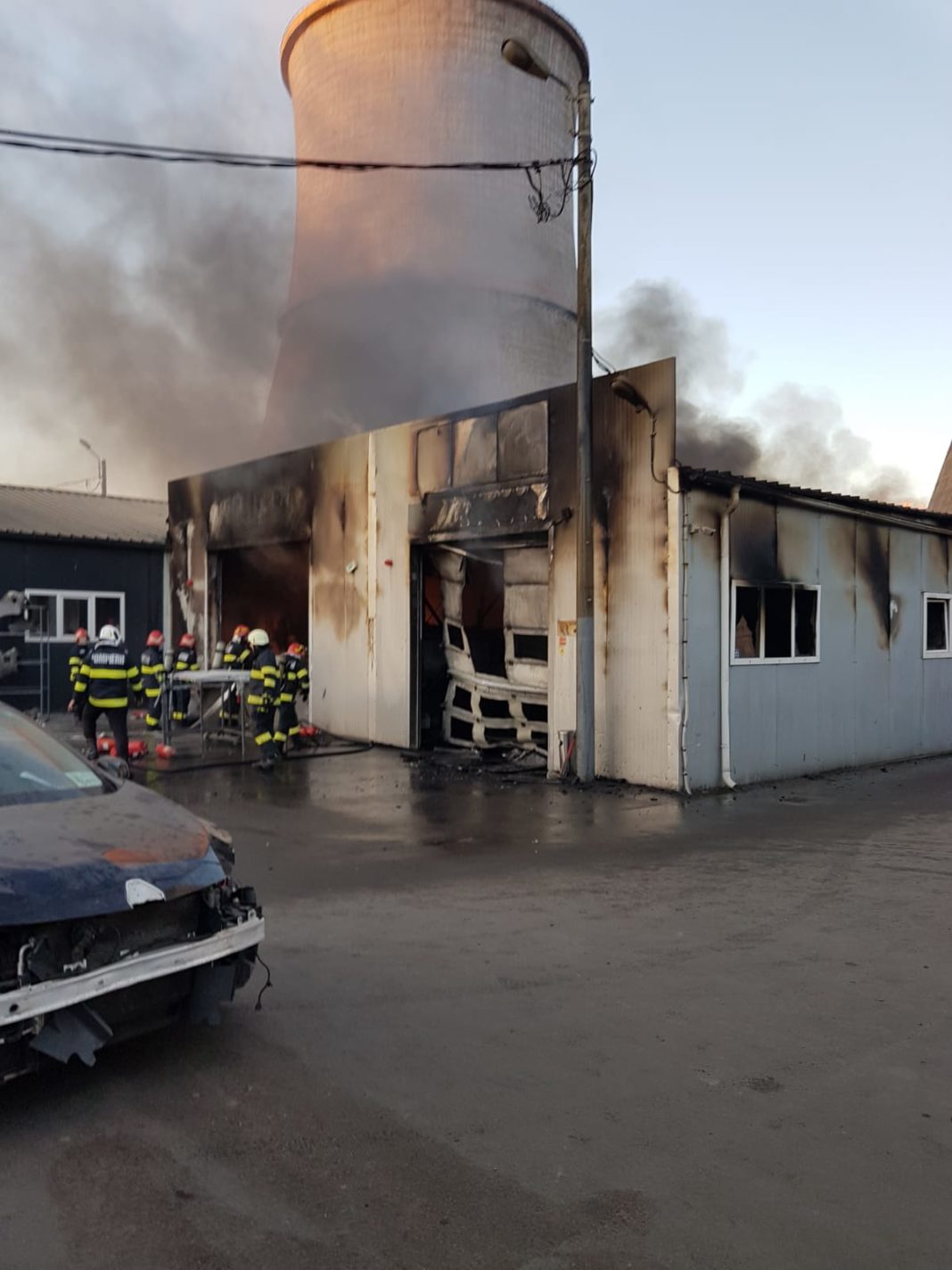 Incendiu la un service auto din Bariera Vâlcii