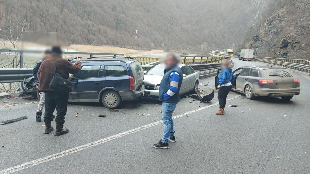 Accident rutier cu trei autoturisme implicate, în Călimănești