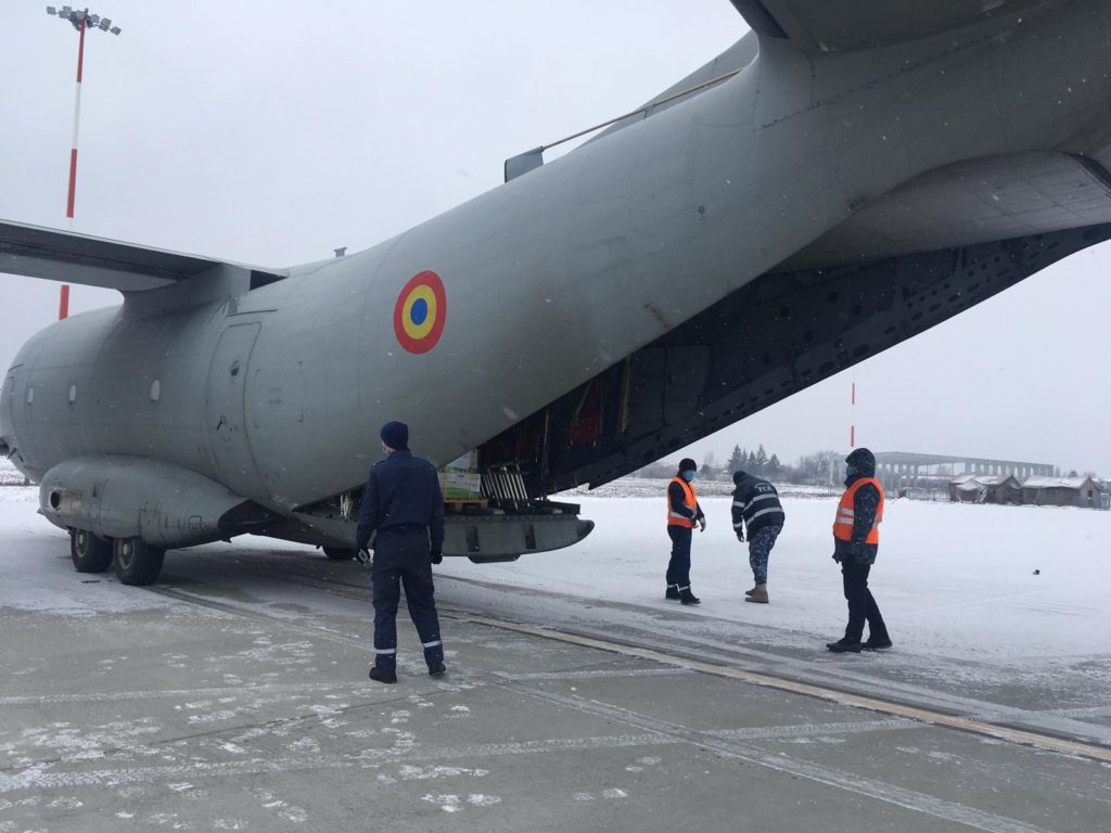 MApN: Cinci tone de materiale sanitare din Qatar, aduse cu o aeronavă militară