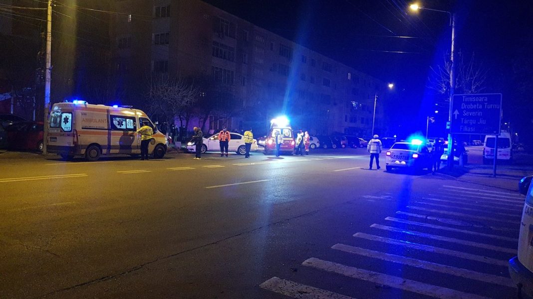 Accident pe bulevardul Dacia din Craiova. O femeia a ajuns la spital