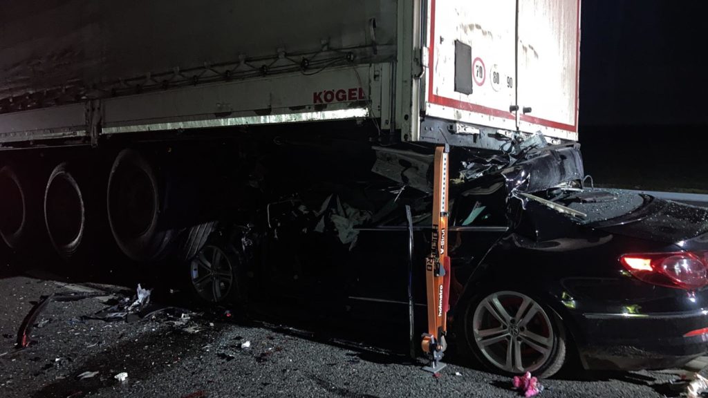 A murit după ce a intrat cu mașina sub un tir