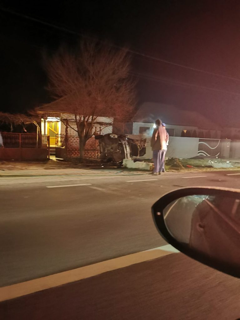 Gorj: Un șofer de 20 de ani aflat sub influența alcoolului s-a răsturnat cu mașina