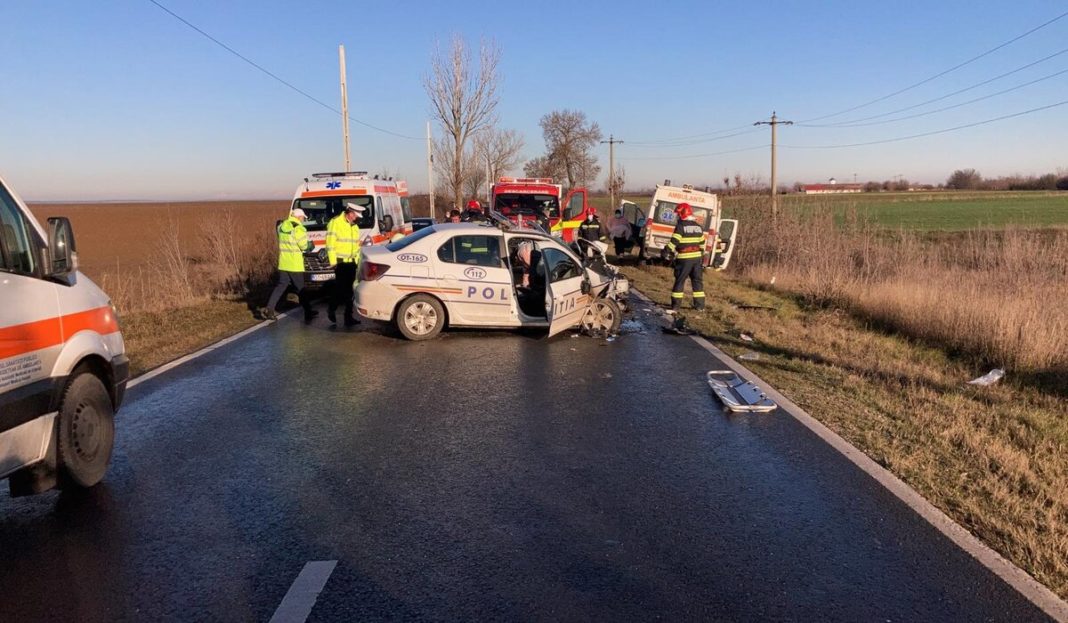 A murit unul din cei doi poliţişti din Olt răniţi grav după ce maşina lor de serviciu s-a ciocnit cu o ambulanţă