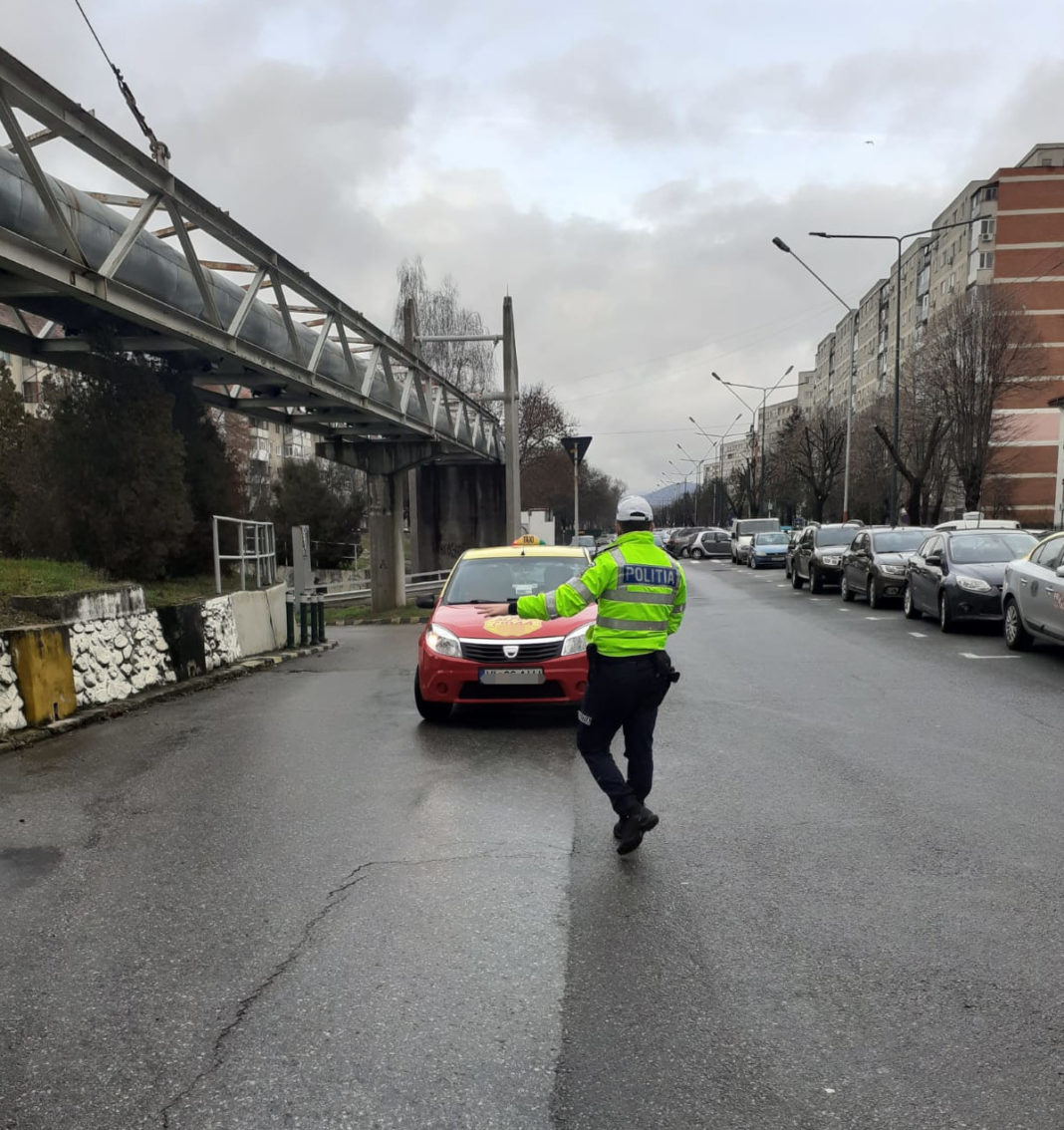 Polițiștii vâlceni au derulat atât în mediul urban cât și rural, acțiuni de verificare a măsurilor anti-COVID