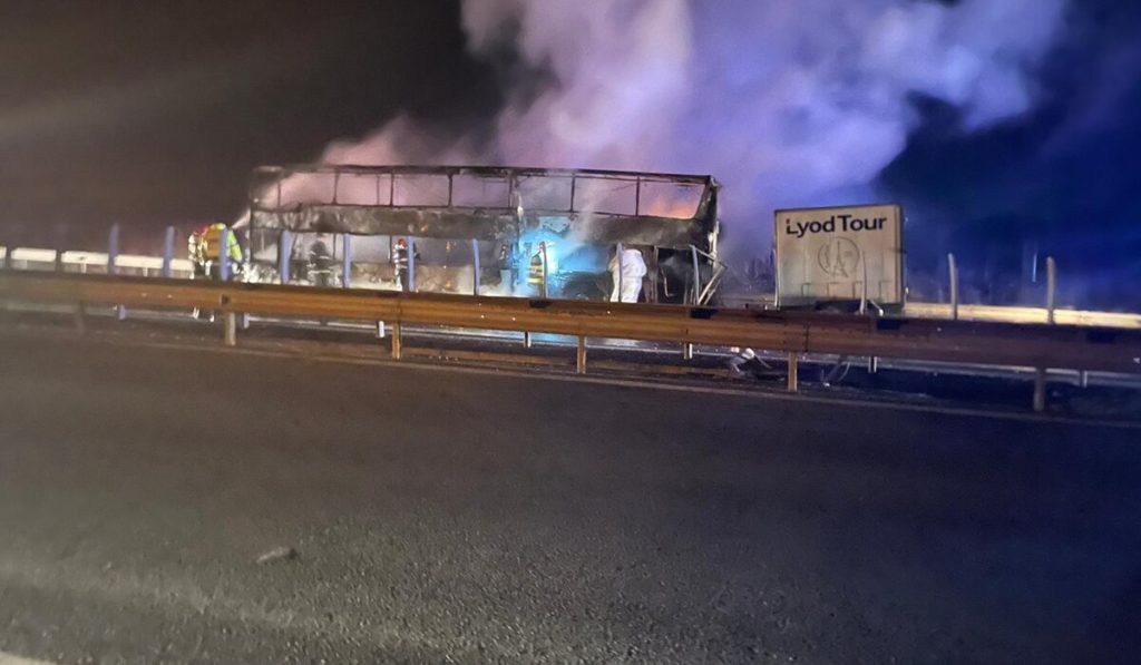 Un autocar cu 44 de pasageri a luat foc pe autostrada A1