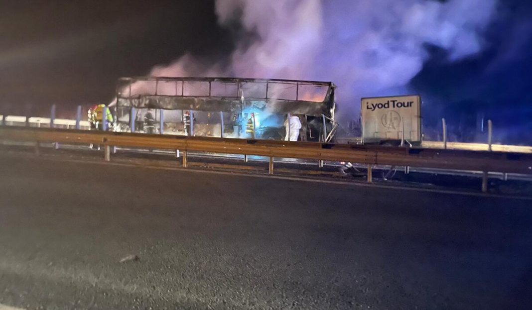 Un autocar cu 44 de pasageri a luat foc pe autostrada A1