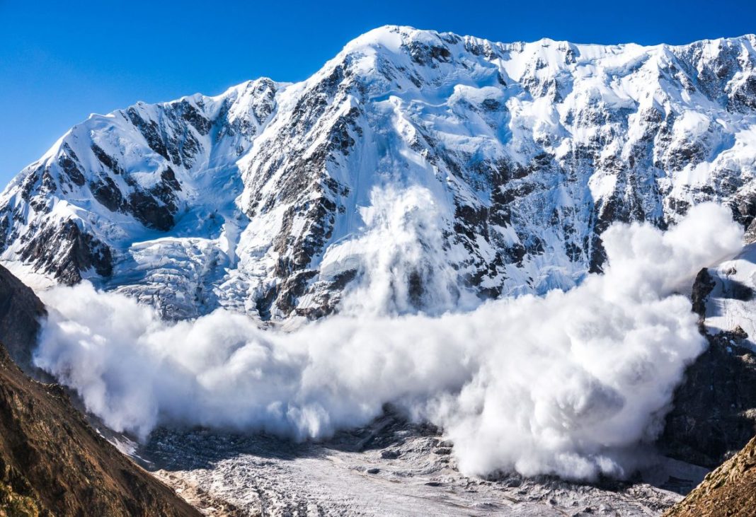 Risc mare de avalanşe în Munţii Făgăraş şi în Bucegi