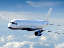 O femeie a vrut să deschidă ușa avionului în timpul zborului