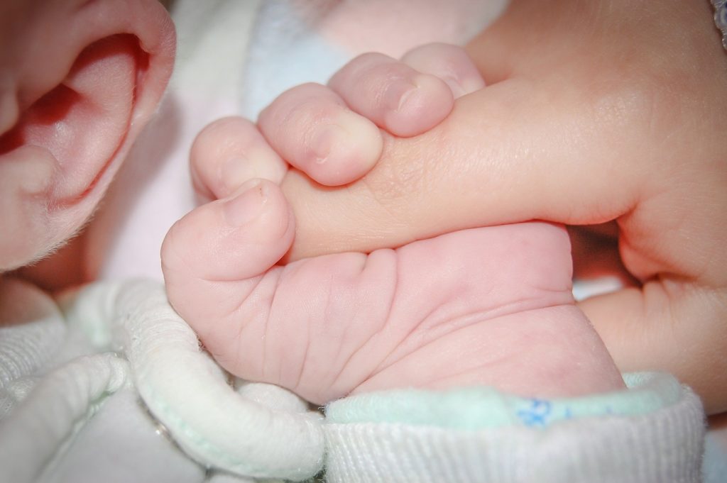O adolescentă de 15 ani a devenit mamă de Revelion