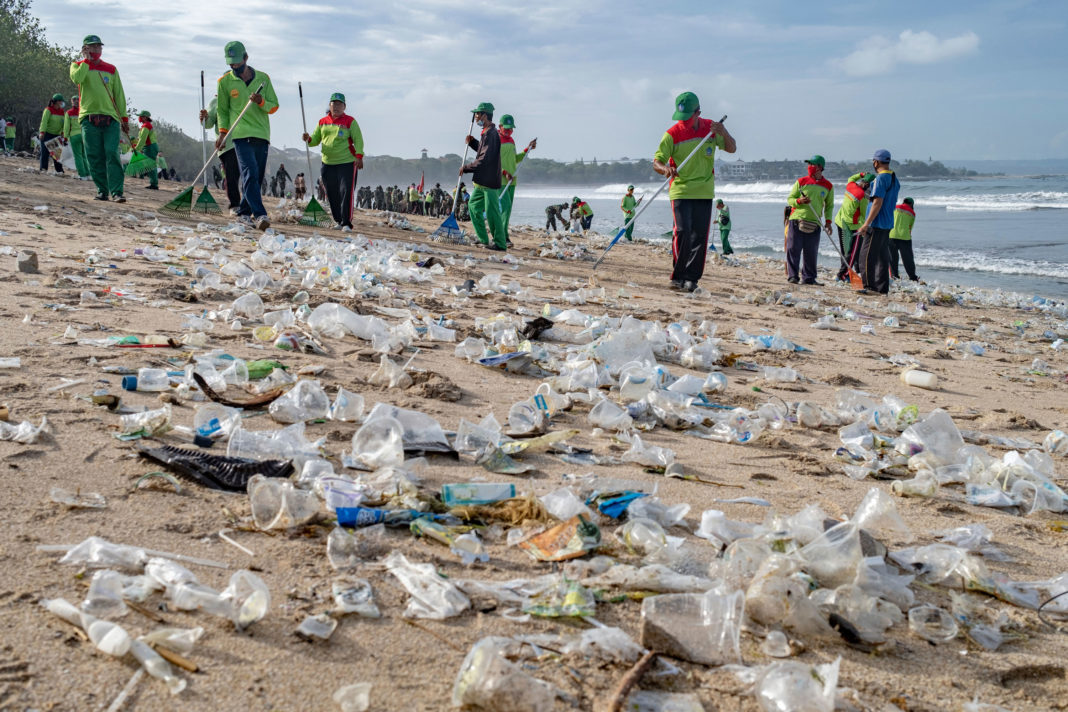 Celebrele plaje din Bali, pline de deșeuri din plastic
