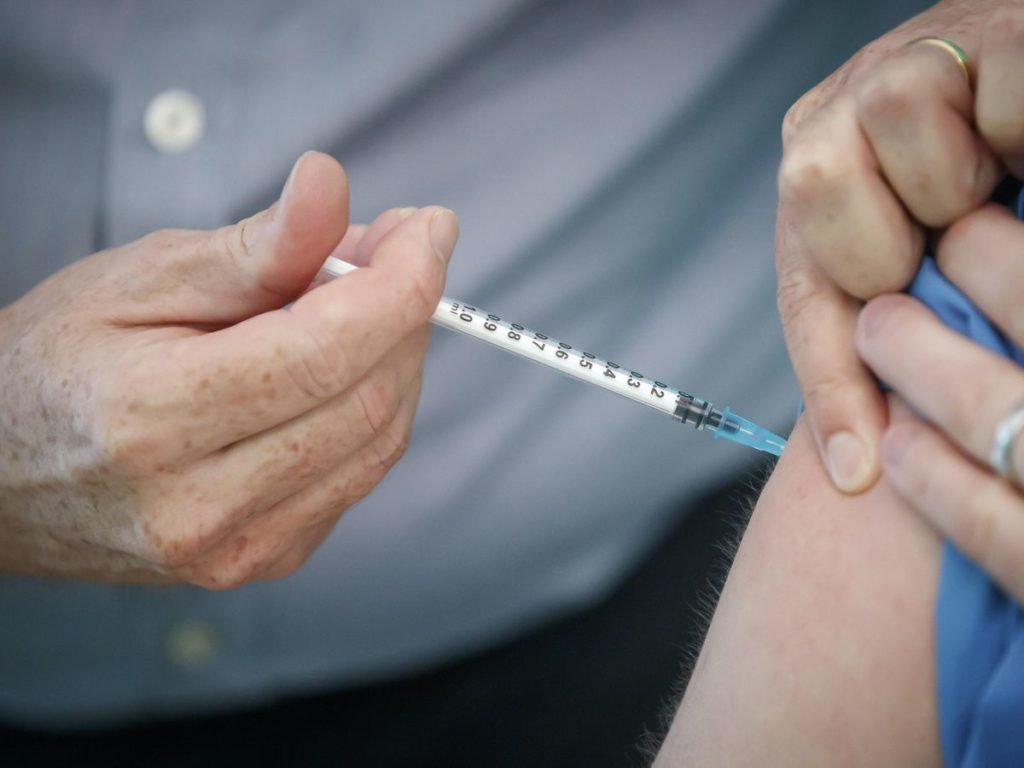 Bătrână din Anglia, păcălită să plătească injectarea cu un vaccin fals