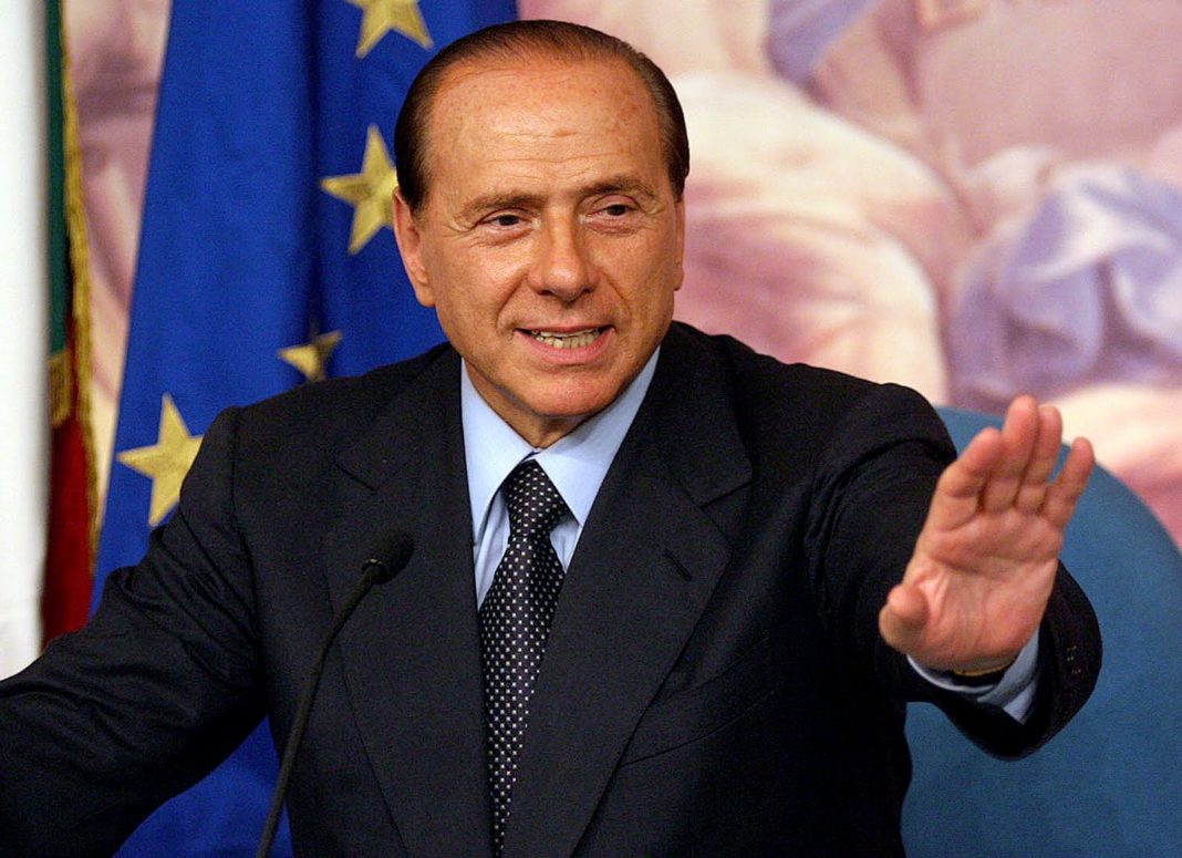 Berlusconi a fost acuzat că i-a plătit cântărețului italian Mariano Apicella 157.000 de euro pentru a minți într-un proces