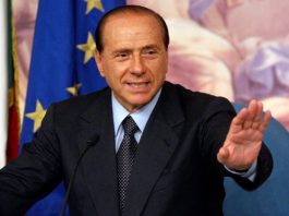 Berlusconi a fost acuzat că i-a plătit cântărețului italian Mariano Apicella 157.000 de euro pentru a minți într-un proces