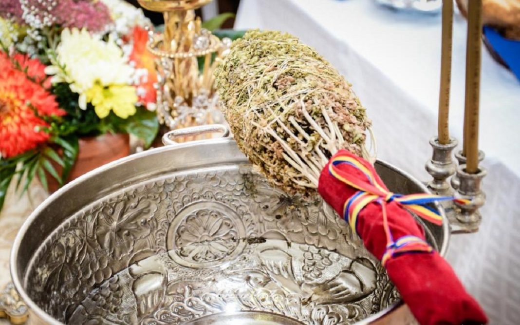 Sărbătoarea Botezului Domnului cuprinde, pe lângă sfinţirea apei, o serie de obiceiuri populare